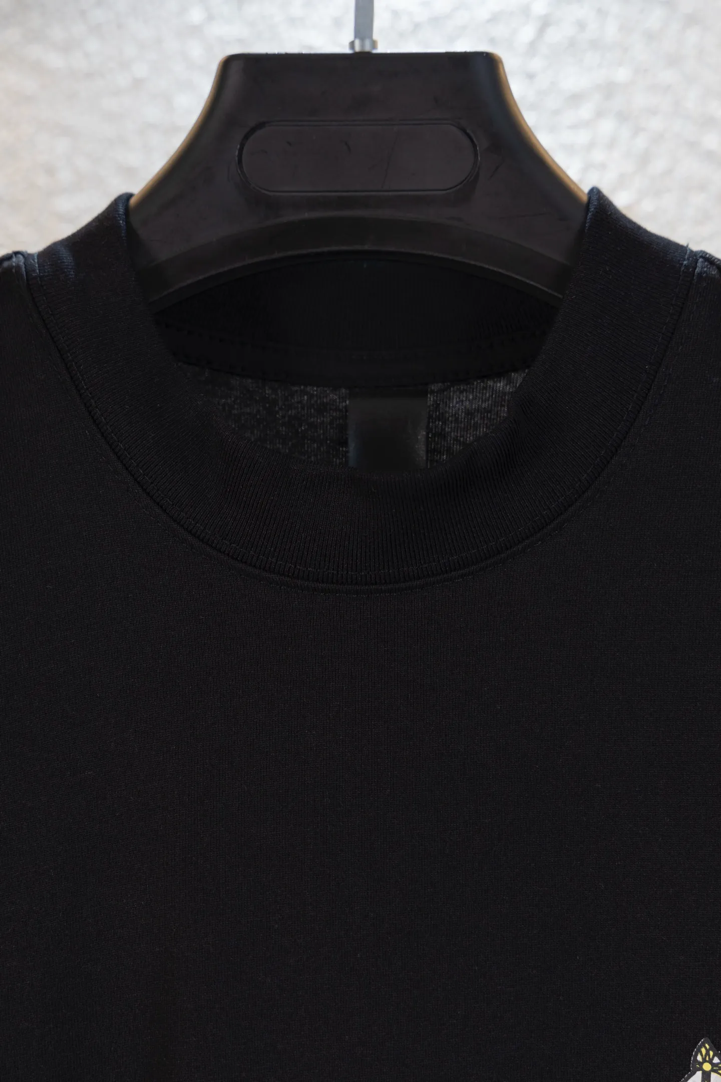 🅿️170 top version model number k8045 CH Kejia Sanskrit cross heavy embroidery T-shirt! Every one of Crow's products is really unique. Every piece has a back view. This leather label design is really cool. The leather label and silver jewelry design make the whole dress the icing on the cake. The texture of the whole short-sleeved piece is really amazing. It is made of 260g pure cotton fabric! 100% authentic to the official version, with all the details. All cuffs, shoulder seams, armholes, and necklines are all double-needle crimping. This is the rigorous craftsmanship that big brands should have. Details determine quality. The original washed tag packaging is full of style! The whole piece adopts three-needle and five-thread technology (neckline-shoulder seam-sleeve seam-double-pressed thread, which looks more three-dimensional and textured) and has the same craftsmanship as the original original, with a classic version, small dropped shoulders, and a micro silhouette! Color: Black White Size: XS-L